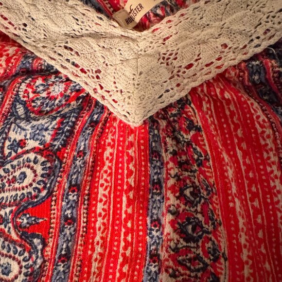 🌸 Hollister Paisley Cold-Shoulder Blouse – Red, White & Blue, Size Small 🌸 - Picture 3 of 5